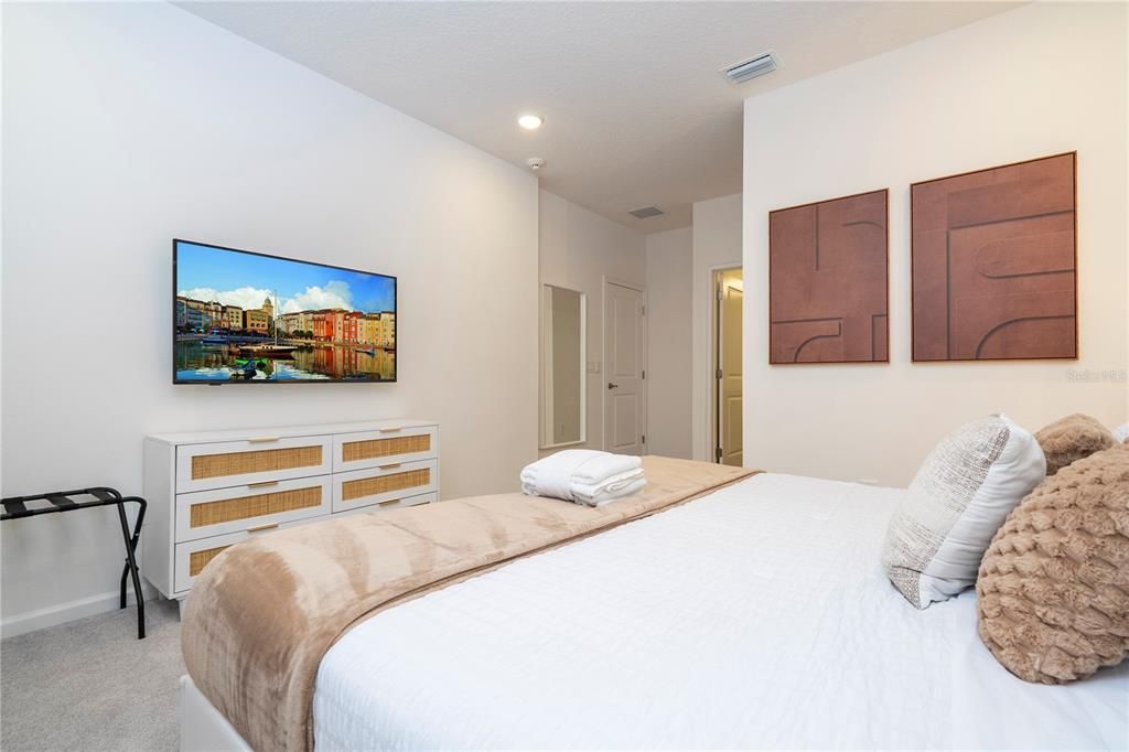 Под контрактом: $1,850,000 (9 спален, 9 ванн, 3967 Квадратных фут)