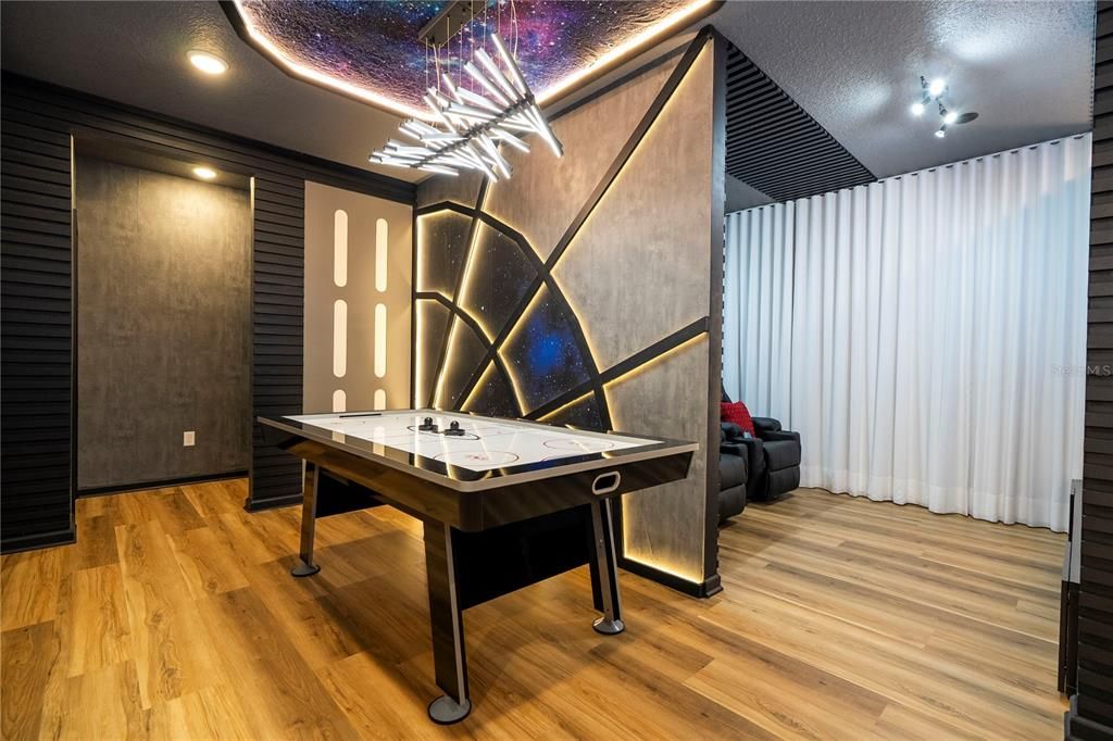 Под контрактом: $1,850,000 (9 спален, 9 ванн, 3967 Квадратных фут)