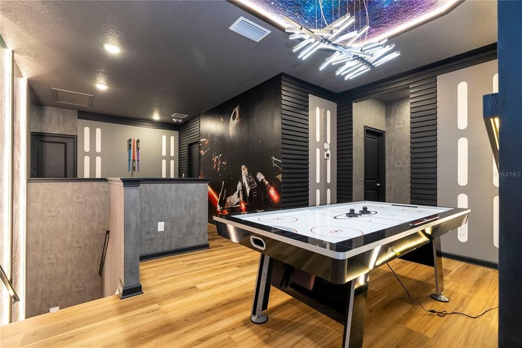 Под контрактом: $1,850,000 (9 спален, 9 ванн, 3967 Квадратных фут)