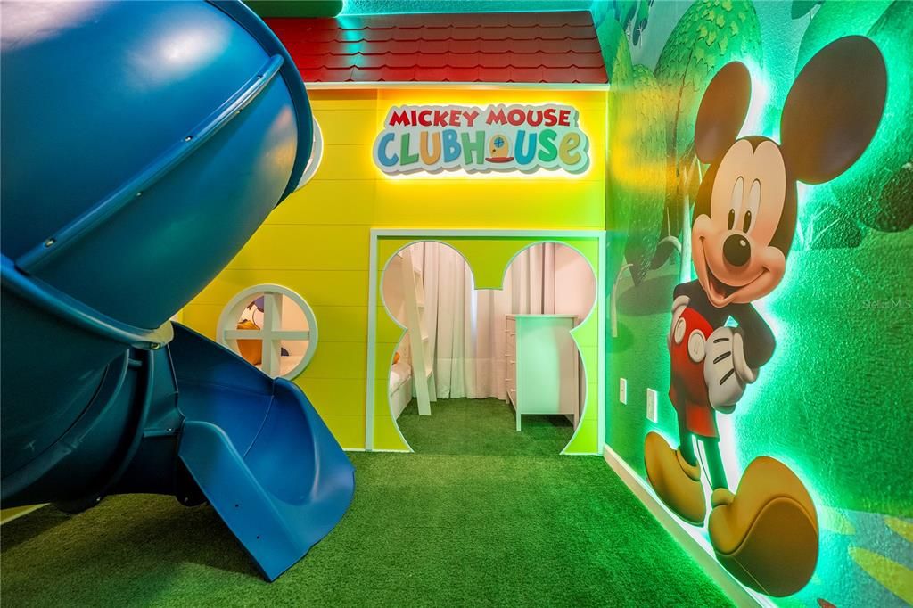 Под контрактом: $1,850,000 (9 спален, 9 ванн, 3967 Квадратных фут)