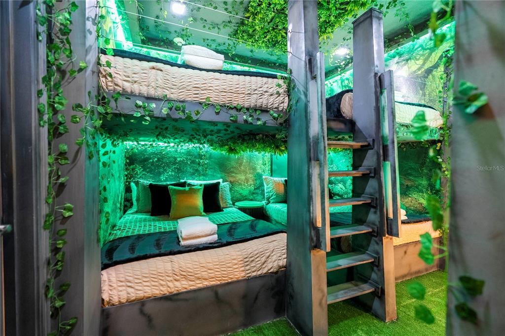 Под контрактом: $1,850,000 (9 спален, 9 ванн, 3967 Квадратных фут)