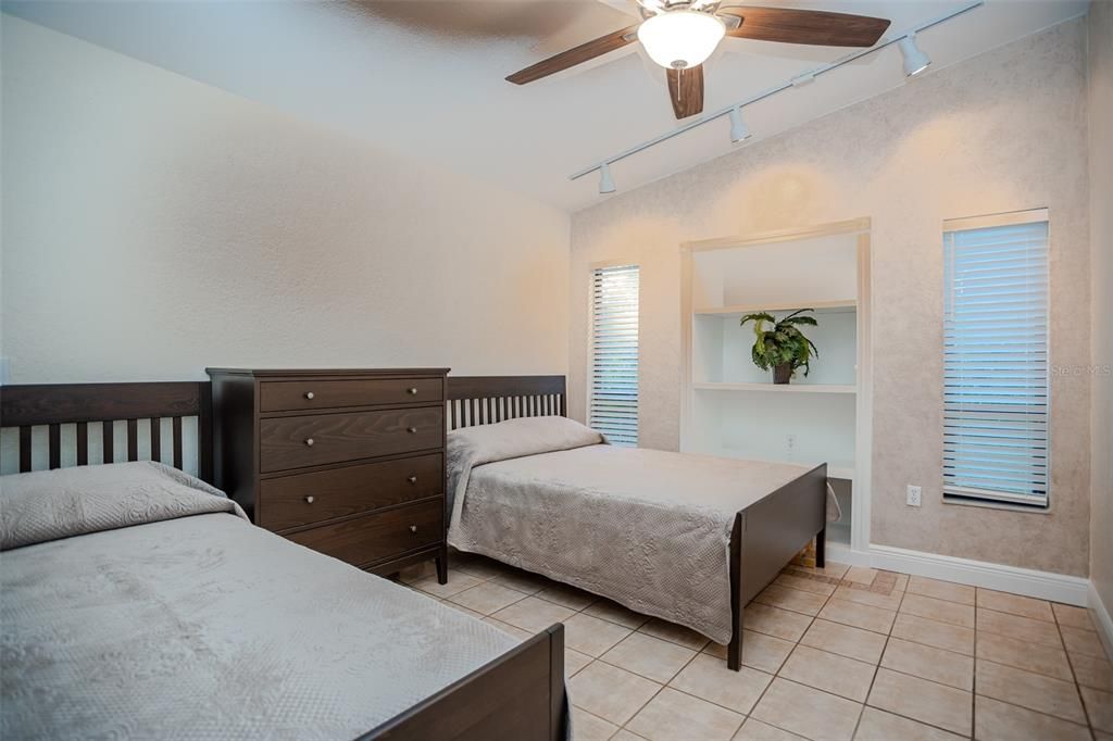 出租: $3,050 (3 贝兹, 2 浴室, 1307 平方英尺)