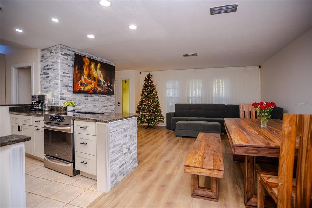 出租: $3,050 (3 贝兹, 2 浴室, 1307 平方英尺)