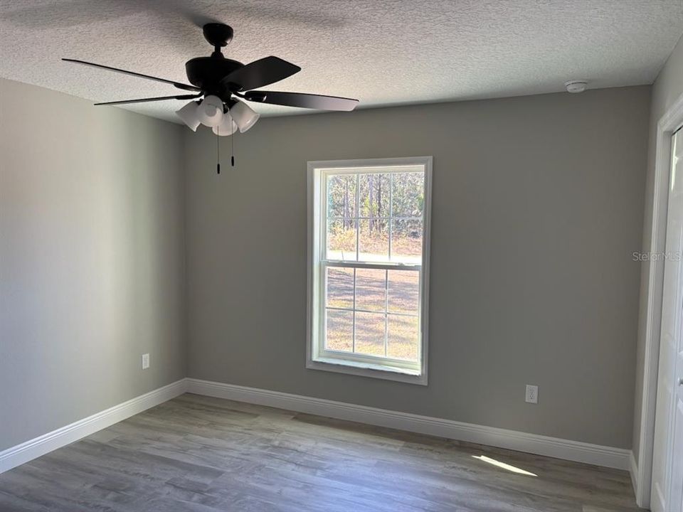 合同活跃: $258,900 (3 贝兹, 2 浴室, 1530 平方英尺)