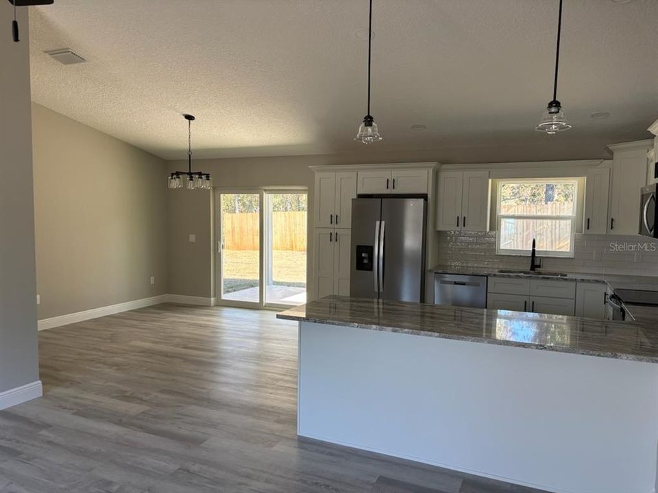 合同活跃: $258,900 (3 贝兹, 2 浴室, 1530 平方英尺)