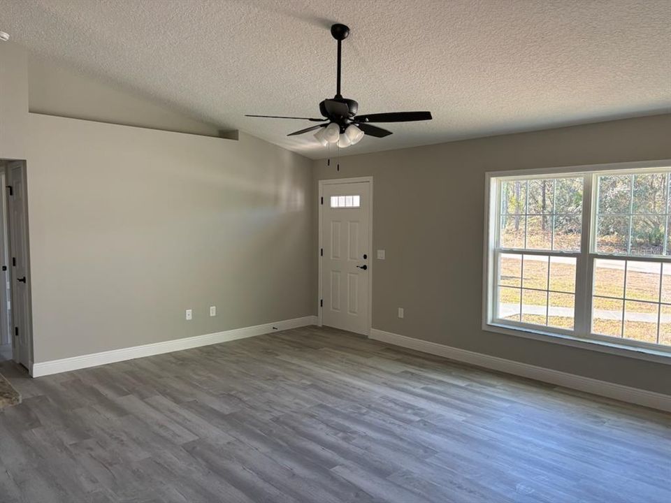 合同活跃: $258,900 (3 贝兹, 2 浴室, 1530 平方英尺)