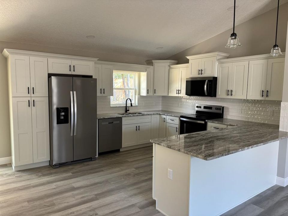 合同活跃: $258,900 (3 贝兹, 2 浴室, 1530 平方英尺)