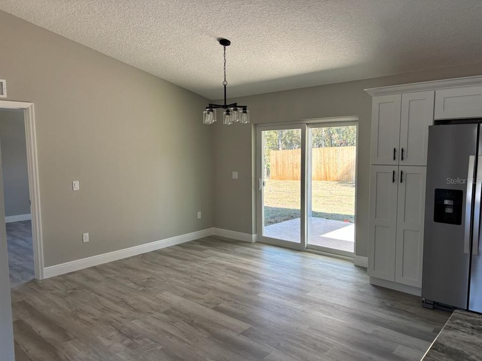 合同活跃: $258,900 (3 贝兹, 2 浴室, 1530 平方英尺)