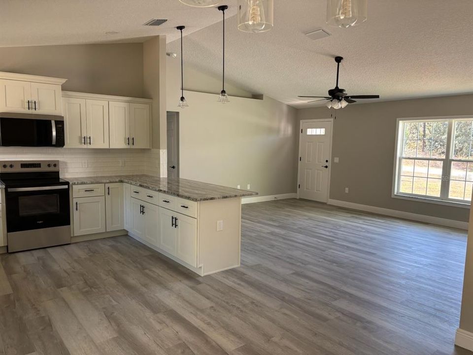 合同活跃: $258,900 (3 贝兹, 2 浴室, 1530 平方英尺)