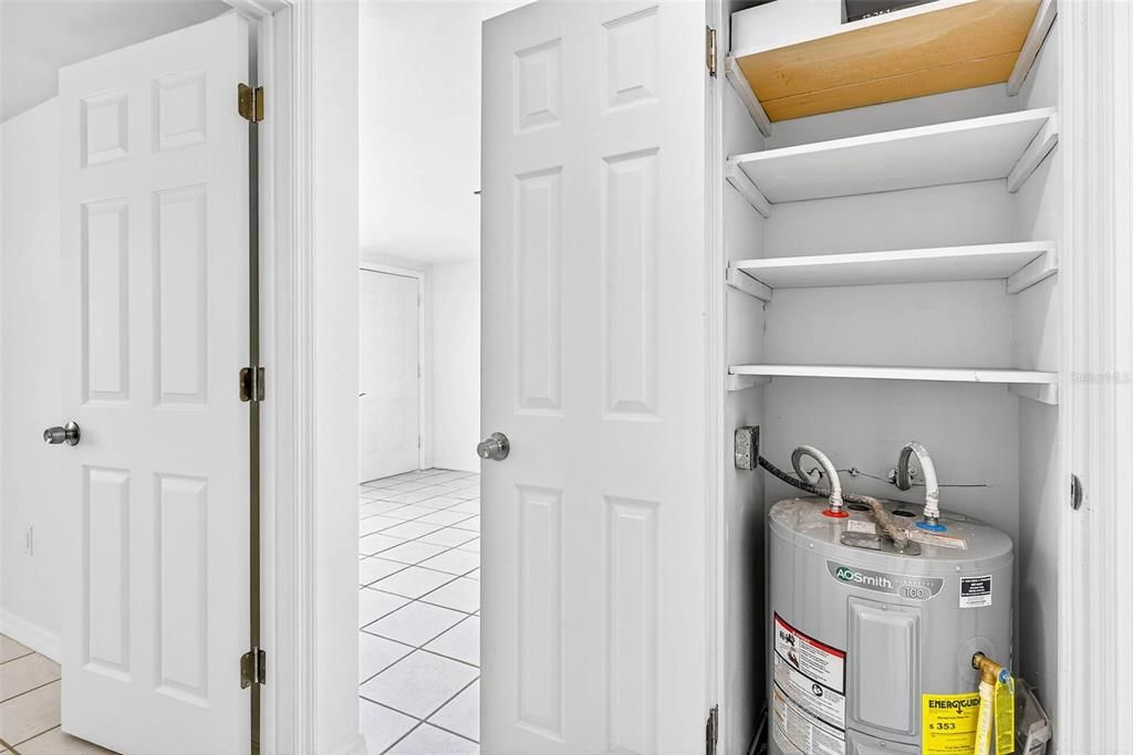 待售: $305,000 (4 贝兹, 0 浴室, 1200 平方英尺)