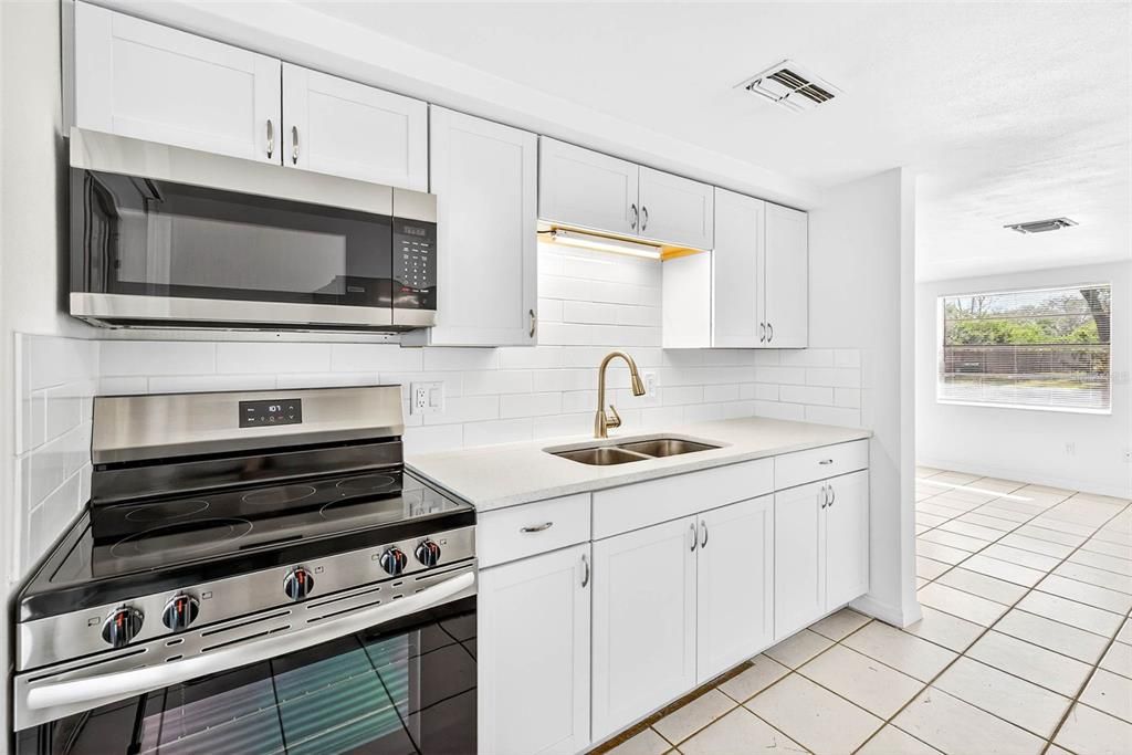 待售: $305,000 (4 贝兹, 0 浴室, 1200 平方英尺)