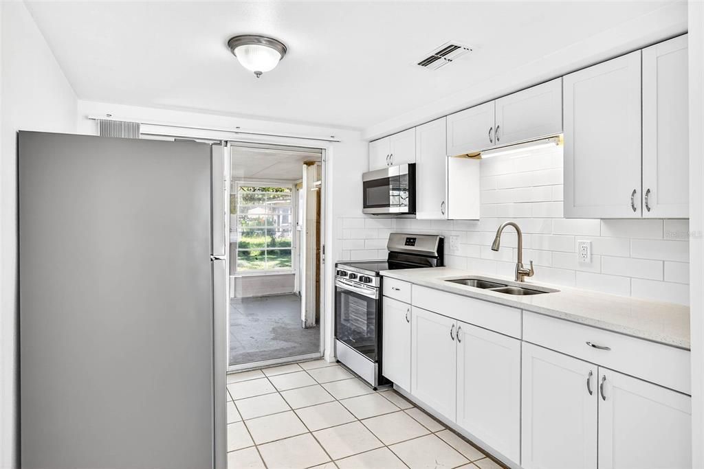 待售: $305,000 (4 贝兹, 0 浴室, 1200 平方英尺)