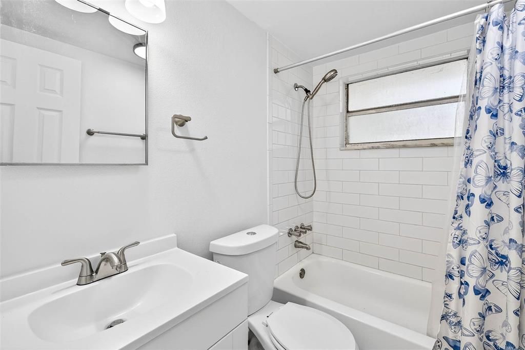 待售: $305,000 (4 贝兹, 0 浴室, 1200 平方英尺)