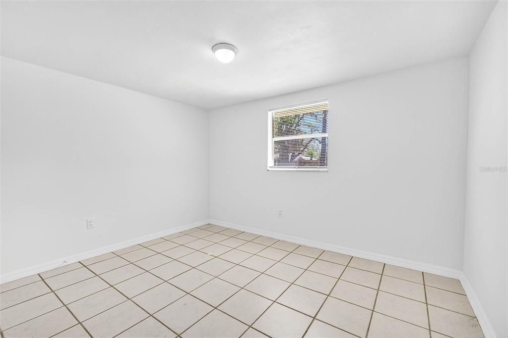 待售: $305,000 (4 贝兹, 0 浴室, 1200 平方英尺)