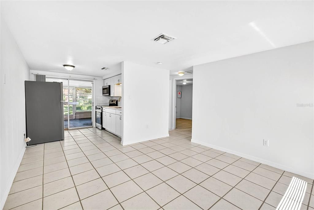 待售: $305,000 (4 贝兹, 0 浴室, 1200 平方英尺)