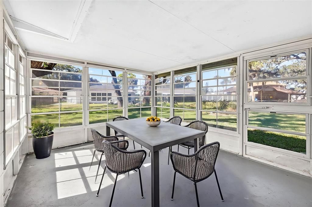 待售: $305,000 (4 贝兹, 0 浴室, 1200 平方英尺)