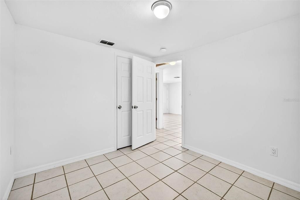 待售: $305,000 (4 贝兹, 0 浴室, 1200 平方英尺)