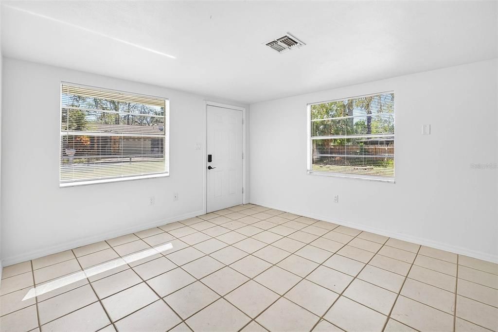 待售: $305,000 (4 贝兹, 0 浴室, 1200 平方英尺)