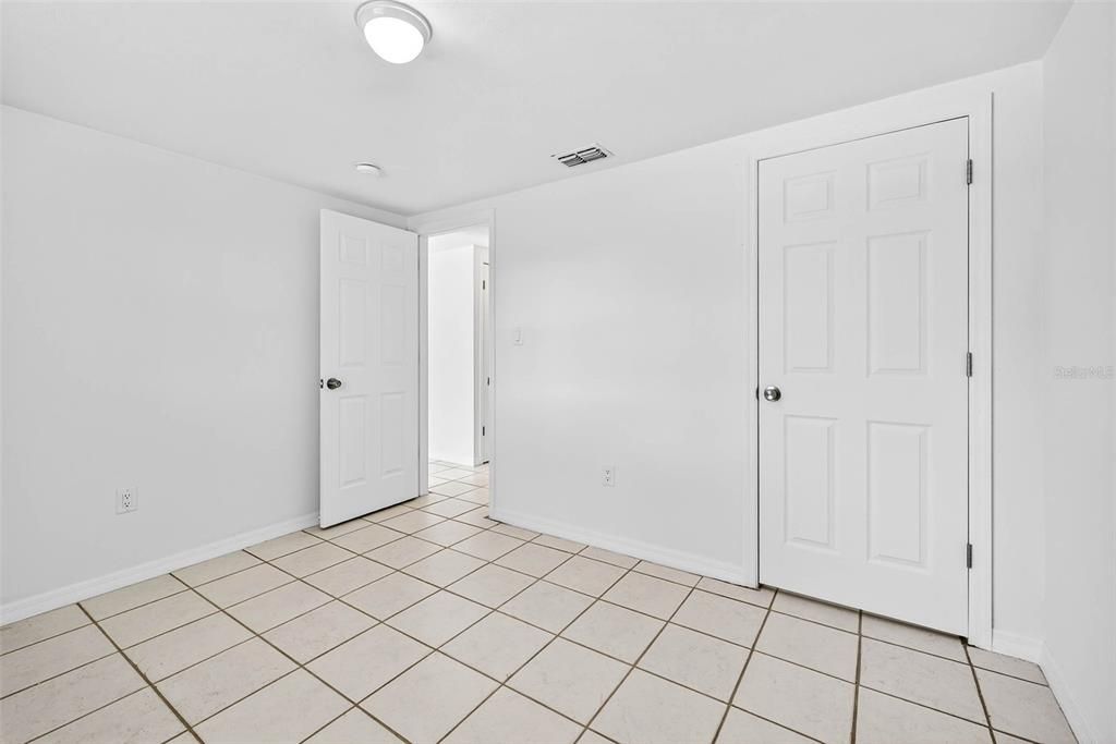 待售: $305,000 (4 贝兹, 0 浴室, 1200 平方英尺)