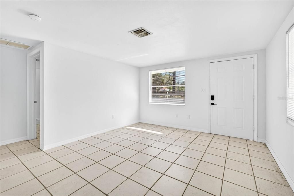 待售: $305,000 (4 贝兹, 0 浴室, 1200 平方英尺)