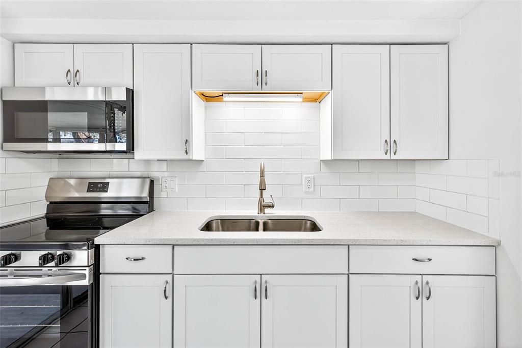 待售: $305,000 (4 贝兹, 0 浴室, 1200 平方英尺)