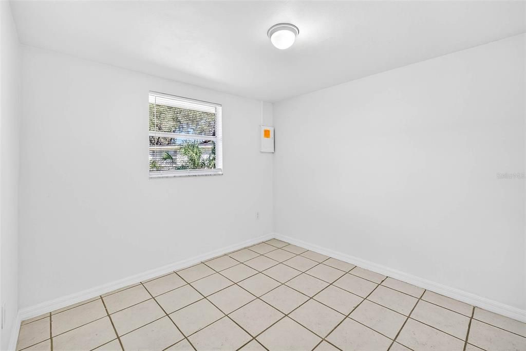 待售: $305,000 (4 贝兹, 0 浴室, 1200 平方英尺)