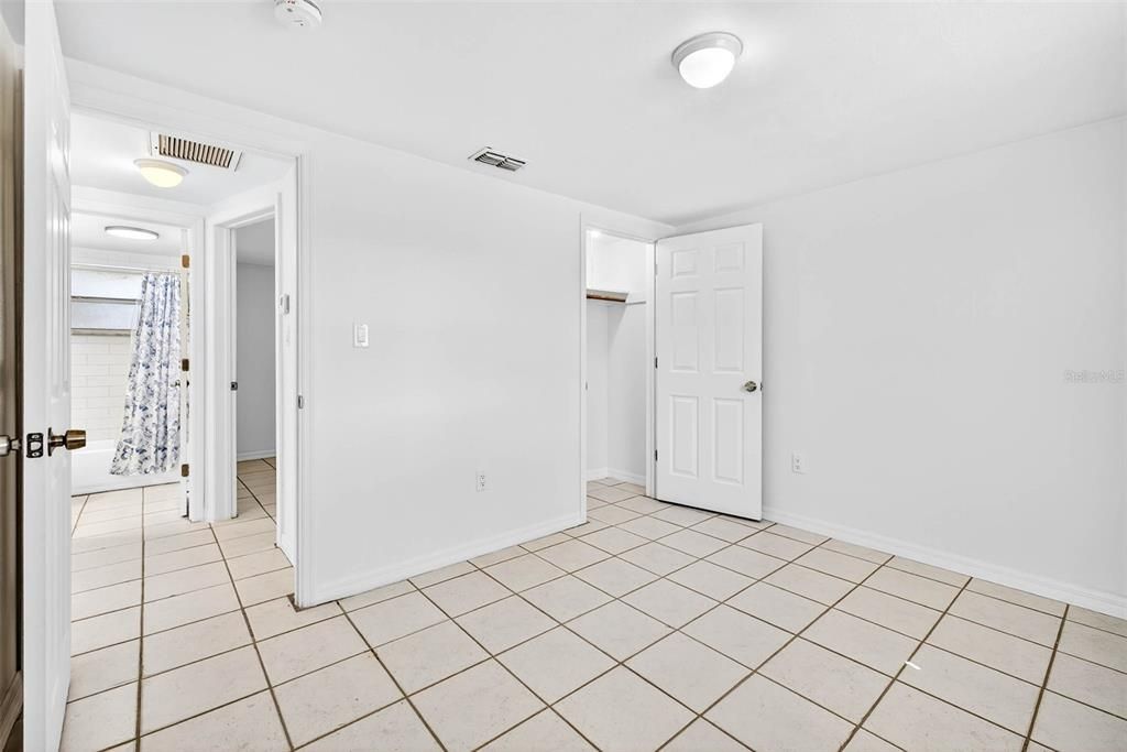 待售: $305,000 (4 贝兹, 0 浴室, 1200 平方英尺)