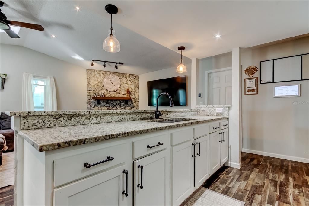 合同活跃: $435,000 (3 贝兹, 2 浴室, 1413 平方英尺)