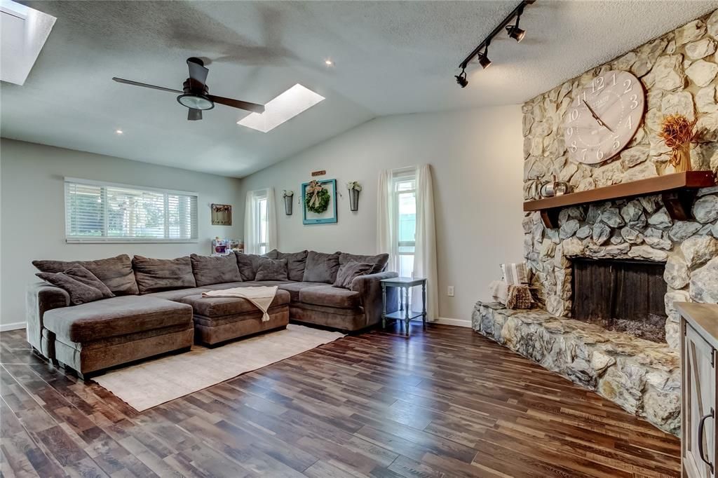 合同活跃: $435,000 (3 贝兹, 2 浴室, 1413 平方英尺)