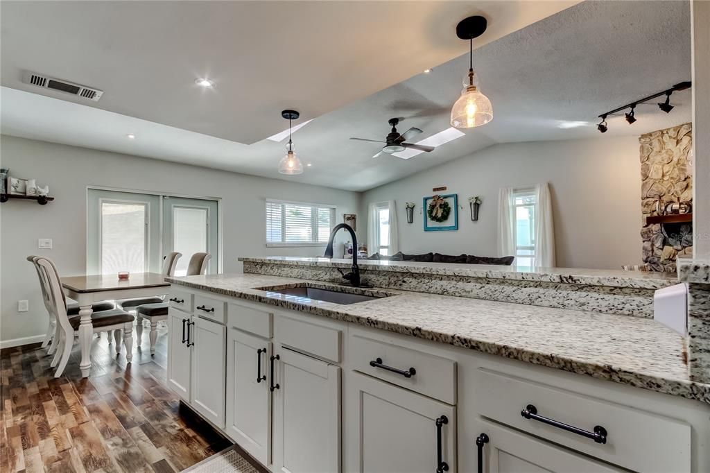 合同活跃: $435,000 (3 贝兹, 2 浴室, 1413 平方英尺)