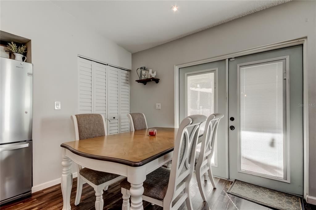 合同活跃: $435,000 (3 贝兹, 2 浴室, 1413 平方英尺)