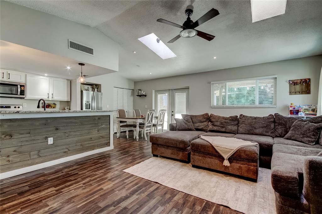 合同活跃: $435,000 (3 贝兹, 2 浴室, 1413 平方英尺)