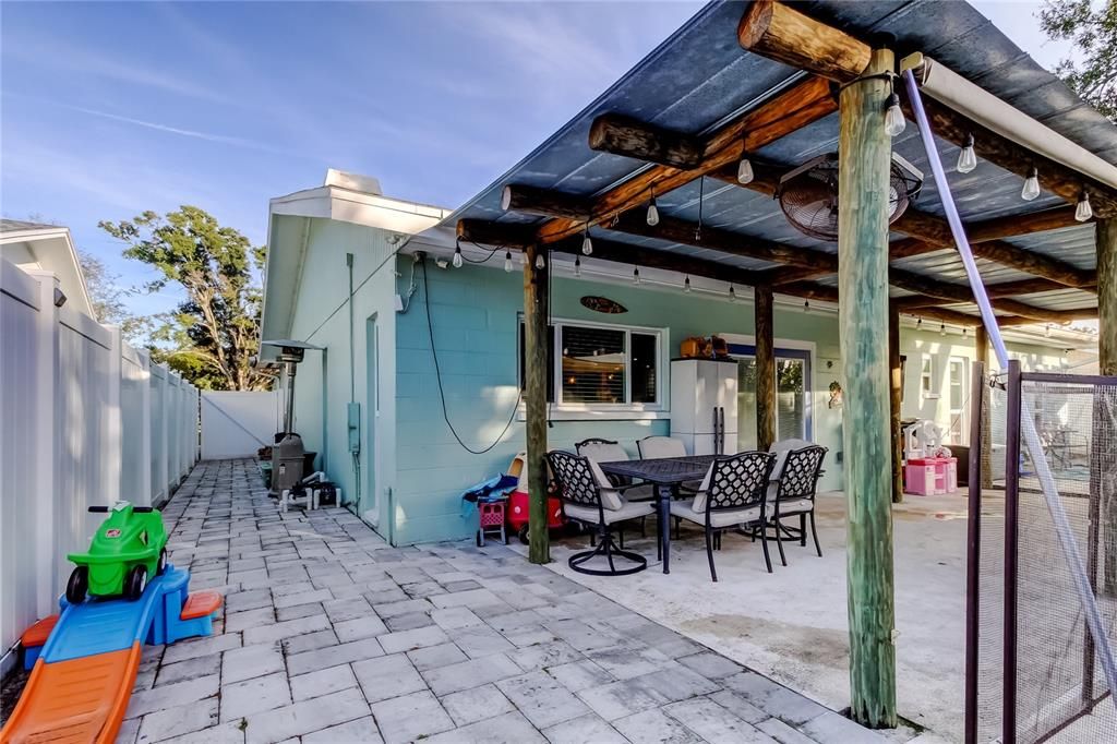 合同活跃: $435,000 (3 贝兹, 2 浴室, 1413 平方英尺)