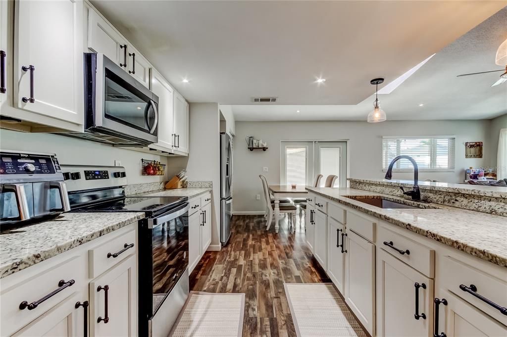 合同活跃: $435,000 (3 贝兹, 2 浴室, 1413 平方英尺)