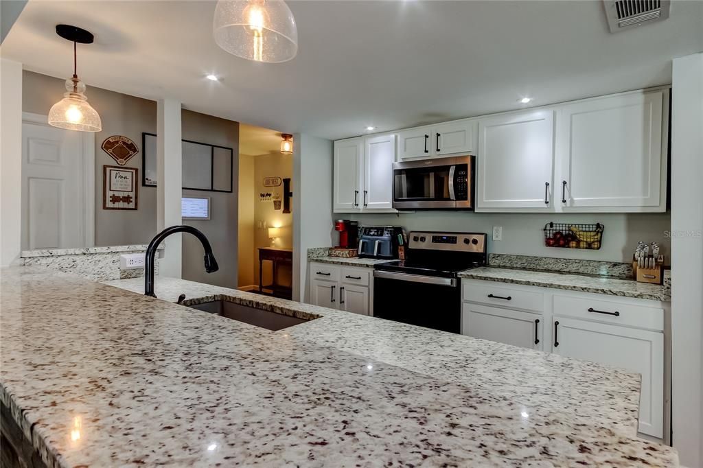 合同活跃: $435,000 (3 贝兹, 2 浴室, 1413 平方英尺)