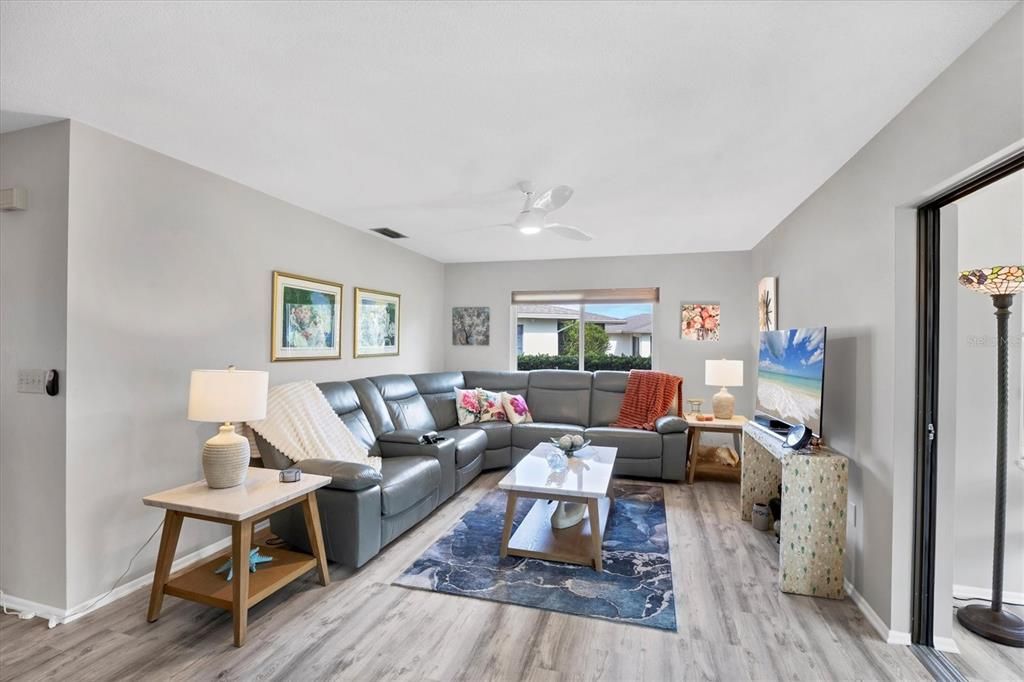 合同活跃: $259,900 (2 贝兹, 2 浴室, 1501 平方英尺)