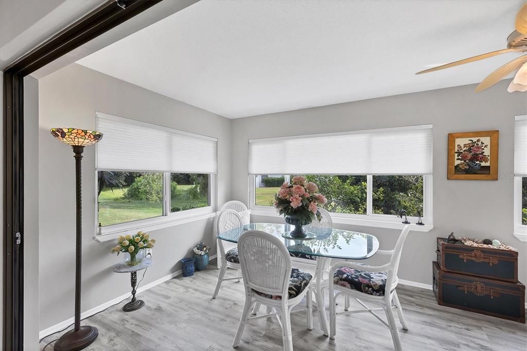 合同活跃: $259,900 (2 贝兹, 2 浴室, 1501 平方英尺)