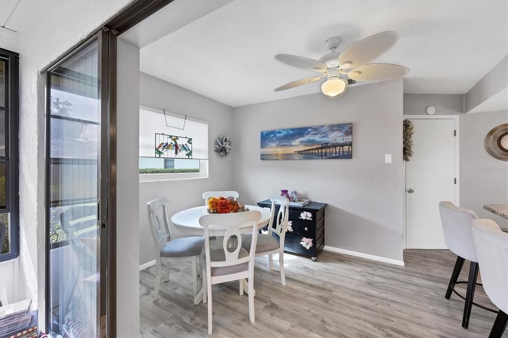 合同活跃: $259,900 (2 贝兹, 2 浴室, 1501 平方英尺)