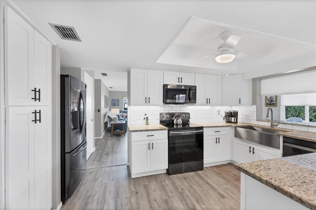 合同活跃: $259,900 (2 贝兹, 2 浴室, 1501 平方英尺)