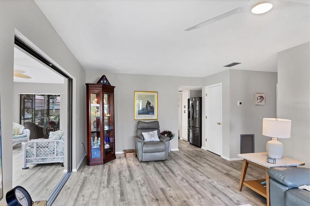 合同活跃: $259,900 (2 贝兹, 2 浴室, 1501 平方英尺)