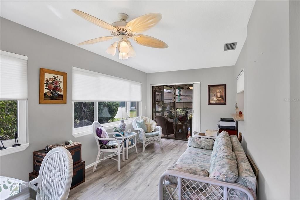 合同活跃: $259,900 (2 贝兹, 2 浴室, 1501 平方英尺)