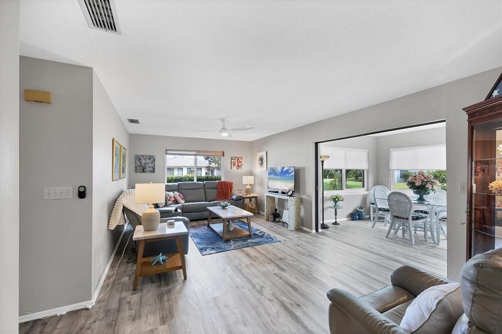 合同活跃: $259,900 (2 贝兹, 2 浴室, 1501 平方英尺)