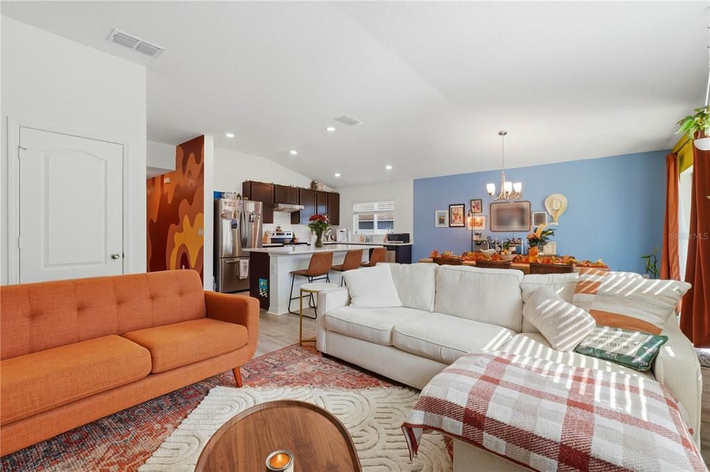 待售: $360,000 (4 贝兹, 2 浴室, 1696 平方英尺)