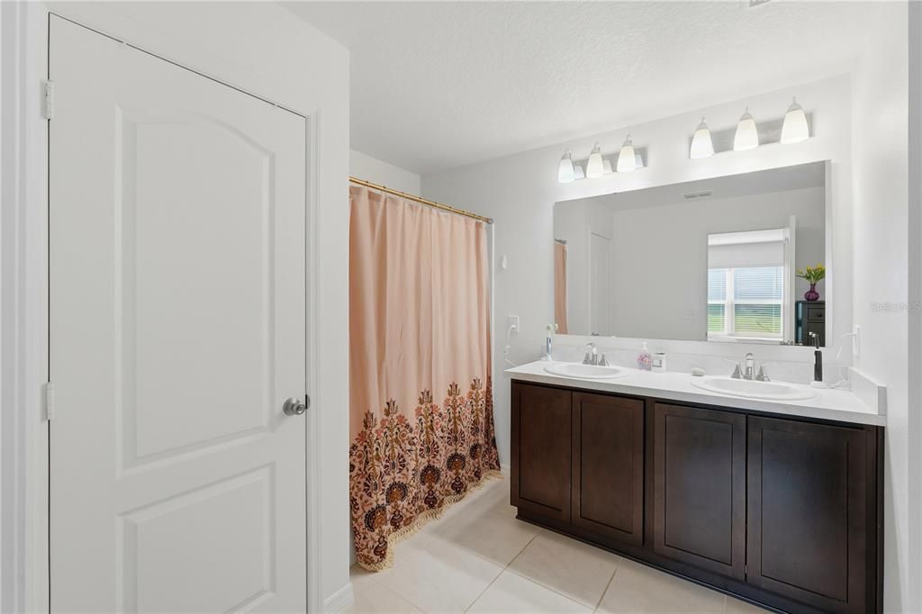 待售: $360,000 (4 贝兹, 2 浴室, 1696 平方英尺)