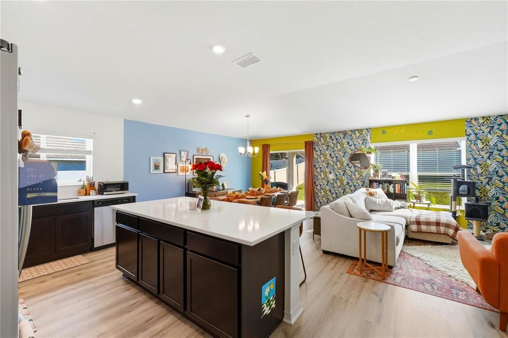 待售: $360,000 (4 贝兹, 2 浴室, 1696 平方英尺)