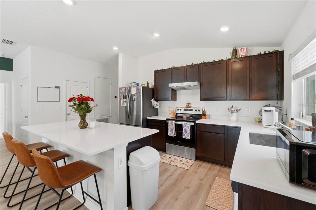 待售: $360,000 (4 贝兹, 2 浴室, 1696 平方英尺)