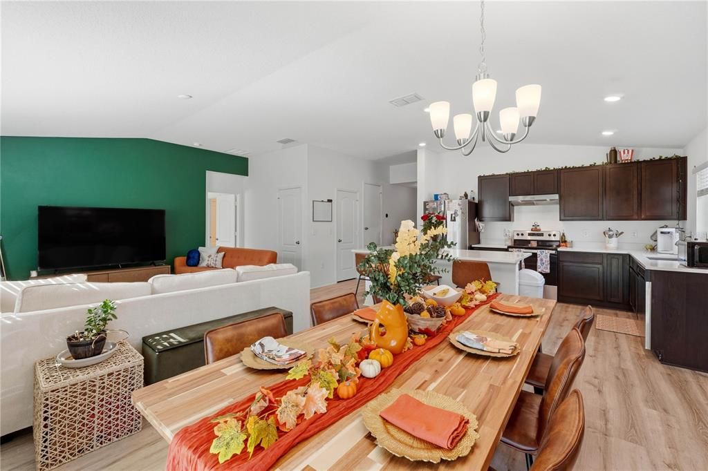 待售: $360,000 (4 贝兹, 2 浴室, 1696 平方英尺)