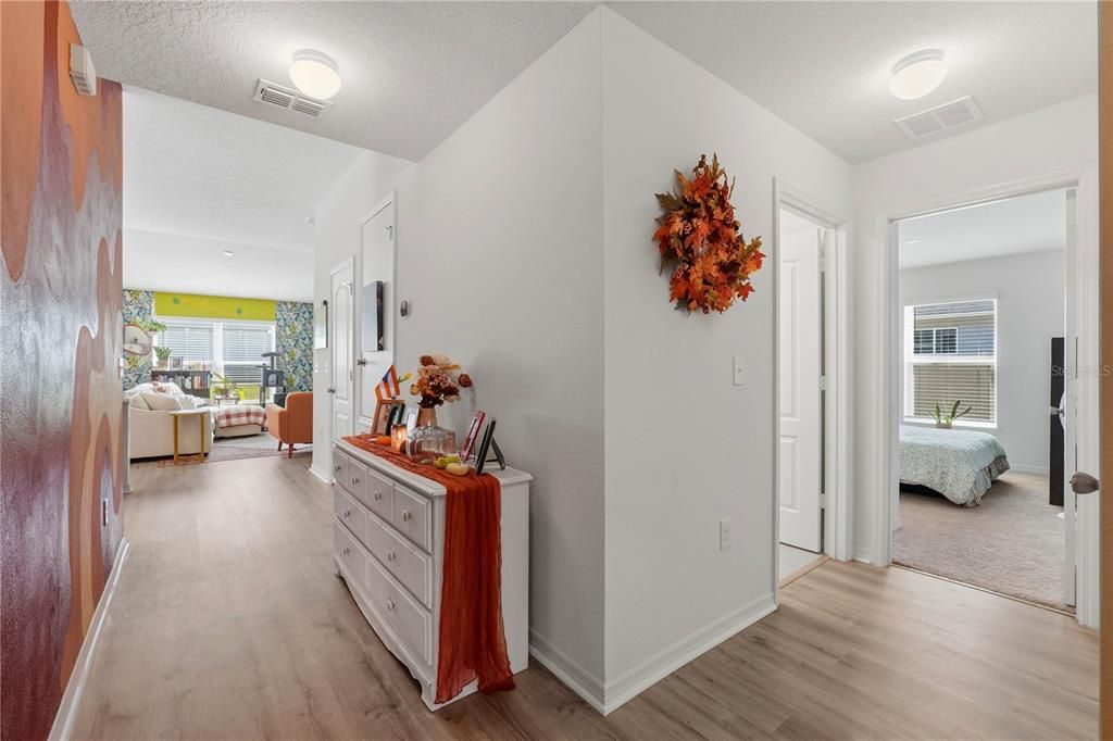 待售: $360,000 (4 贝兹, 2 浴室, 1696 平方英尺)