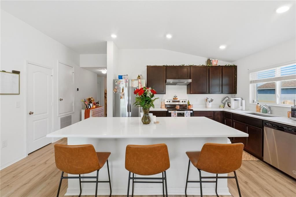 待售: $360,000 (4 贝兹, 2 浴室, 1696 平方英尺)