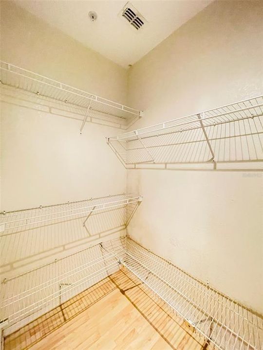 For Rent: $1,295 (1 beds, 1 baths, 716 Square Feet)